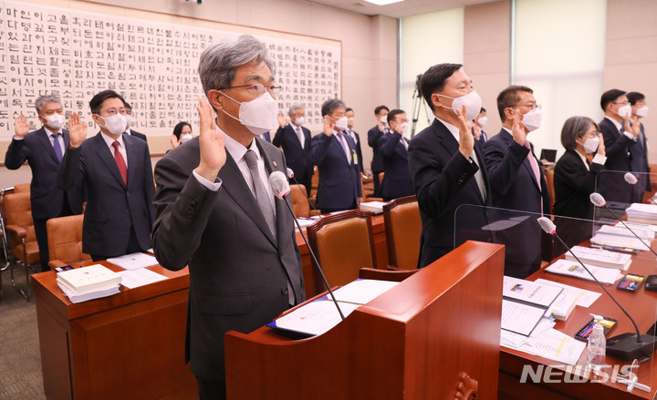 [서울=뉴시스] 전진환 기자 = 김상환 법원행정처장 등 증인들이 4일 서울 여의도 국회에서 열린 대법원 등에 대한 법제사법위원회 국정감사에서 선서를 하고 있다. (공동취재사진) 2022.10.04.  photo@newsis.com