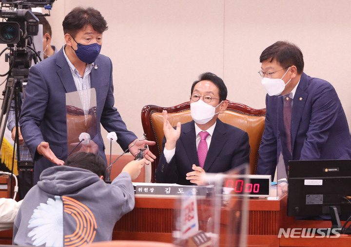 [서울=뉴시스] 전진환 기자 = 4일 서울 여의도 국회에서 열린 대법원 등에 대한 법제사법위원회 국정감사에서 김도읍 법사위원장(가운데)과 정점식 국민의힘 간사, 기동민 더불어민주당 간사가 대화하고 있다. (공동취재사진) 2022.10.04. photo@newsis.com