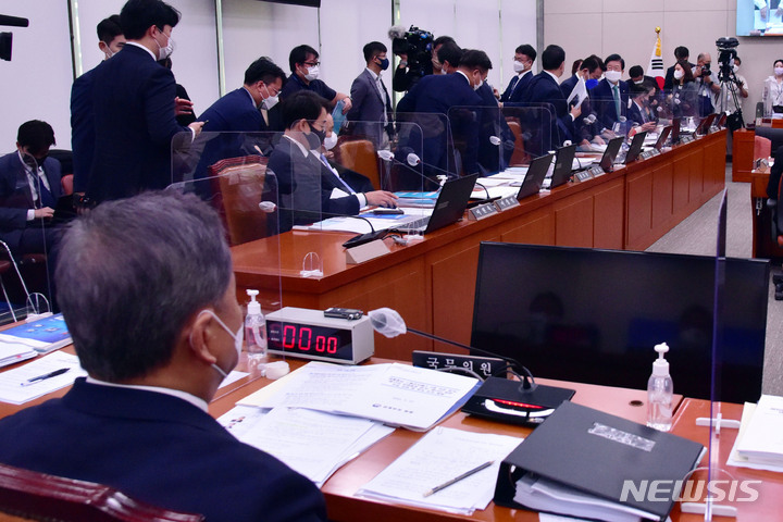 [서울=뉴시스] 김선웅 기자 = 4일 서울 여의도 국회에서 열린 외교통일위원회 국정감사에서 여야 의원들이 박진 외교부 장관의 참석을 두고 대립하며 회의가 정회되자 자리에서 일어나고 있다. (공동취재사진) 2022.10.04. photo@newsis.com