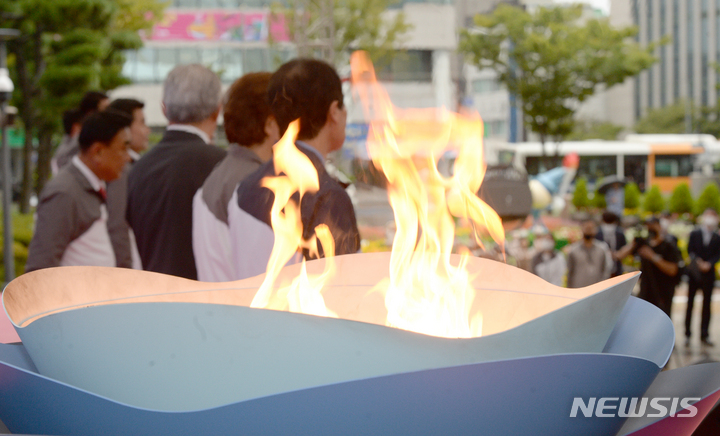 [울산=뉴시스] 배병수 기자 = 4일 오전 울산시청 햇빛광장에서 열린 제103회 전국체전 성화 합화식 및 공식 봉송 출발식이 열리고 있다. 2022.10.04. bbs@newsis.com