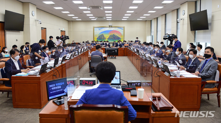 [서울=뉴시스] 최진석 기자 = 4일 국회에서 정무위원회의 국무조정실·국무총리비서실에 대한 국정감사가 열리고 있다. (공동취재사진) 2022.10.04. photo@newsis.com