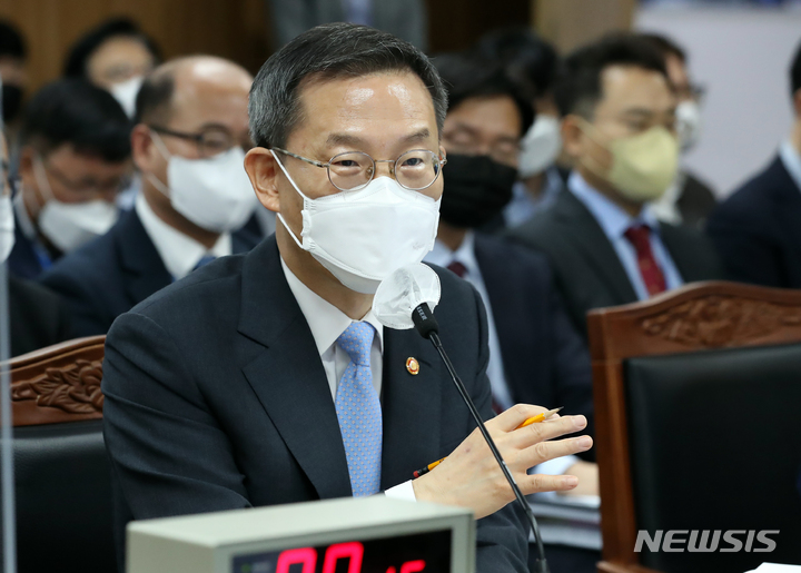 [세종=뉴시스] 강종민 기자 = 이종호 과학기술정보통신부 장관이 4일 오전 세종시 정부세종청사에서 열린 국회 과학기술정보방송통신위원회의 과기부 등에 대한 국정감사에서 질의에 답변하고 있다. 2022.10.04. ppkjm@newsis.com