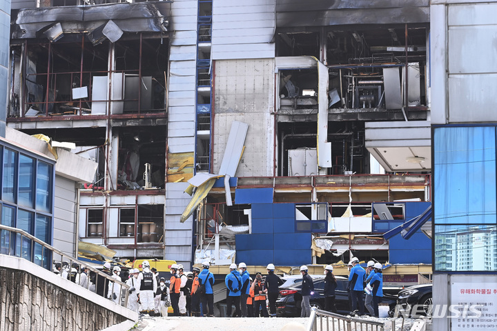 [화성=뉴시스] 김종택기자 = 20대 작업자 한 명이 숨진 경기도 화성시 향남읍 화일약품 화재현장에서 4일 오전 경찰과 소방,국과수 등 관계자들이 합동감식을 위해 현장으로 이동하고 있다. 2022.10.04. jtk@newsis.com