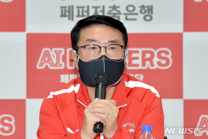 [광주=뉴시스] 류형근 기자 = 프로배구 광주연고 AI페퍼스 김형실 감독이 4일 오전 광주 서구 광주시체육회관 중회의실에서 18일 앞으로 다가온 한국배구연맹(KOVO) 2022~2023 V리그 출전을 앞두고 각오를 밝히고 있다. V리그는 오는 22일 개막해 내년 3월 19일까지 펼쳐지며 AI페퍼스는 25일 흥국생명을 상대로 첫 경기를 펼친다. 2022.10.04. hgryu77@newsis.com