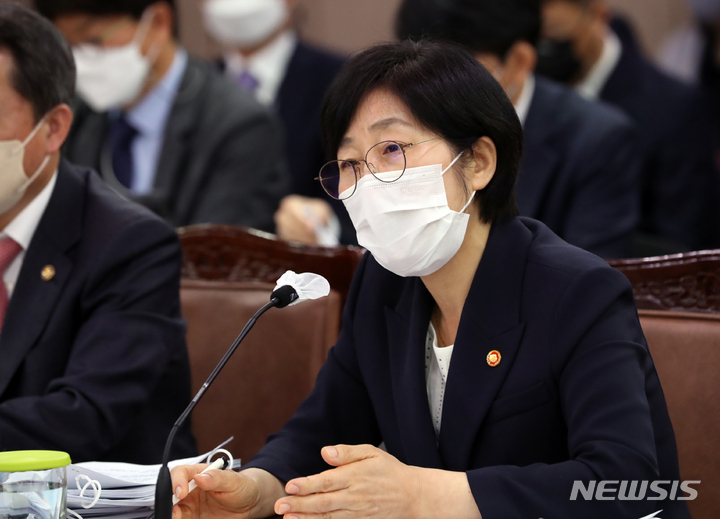 [세종=뉴시스] 강종민 기자 = 한화진 환경부 장관이 4일 오전 세종시 정부세종청사에서 열린 국회 환경노동위원회의 환경부 등에 대한 국정감사에서 위원 질의에 답변하고 있다. 2022.10.04. ppkjm@newsis.com