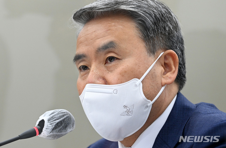 [서울=뉴시스] 국회사진기자단 = 이종섭 국방부 장관이 4일 서울 용산구 국방부 청사에서 열린 국회 국방위원회 국정감사에서 의원 질의에 답하고 있다. 2022.10.04. photo@newsis.com