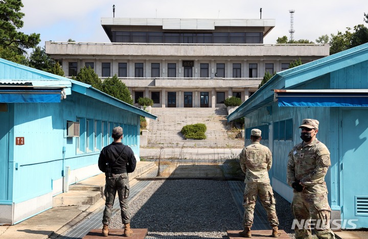 [파주=뉴시스] 사진공동취재단 = 4일 경기도 파주시 판문점에서 주한미군과 한국군이 근무를 서고 있다. 2022.10.04. photo@newsis.com