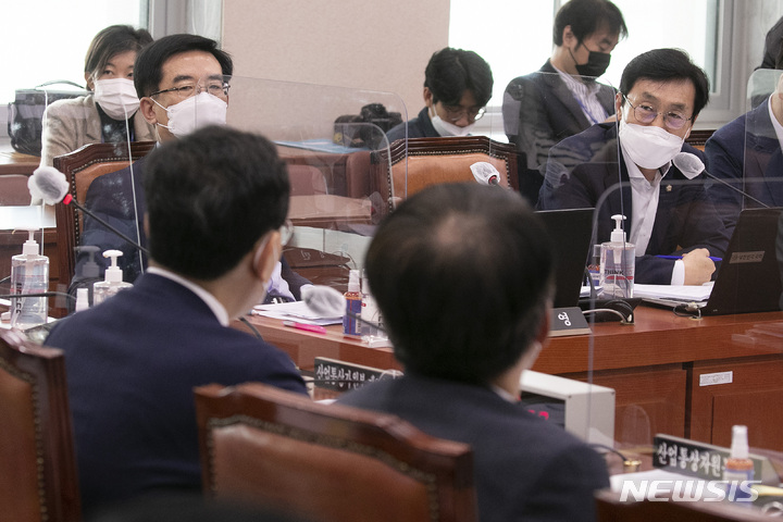 [서울=뉴시스] 전진환 기자 = 이장섭 더불어민주당 의원이 4일 오전 서울 여의도 국회에서 열린 산업통상자원중소벤처기업위원회 국정감사에서 이창양 산업통상자원부 장관에게 IRA(인플레이션 감축법)관련해 질의 하고 있다. (공동취재사진) 2022.10.04.&nbsp; photo@newsis.com