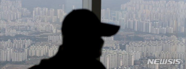 [서울=뉴시스] 조수정 기자 = 서울 롯데월드타워 스카이전망대에서 바라본 서울 시내 아파트. 2022.10.04. chocrystal@newsis.com