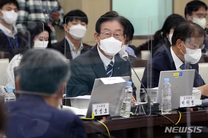 [서울=뉴시스] 국회사진기자단 = 이재명 더불어민주당 대표가 4일 서울 용산구 국방부 청사에서 열린 국회 국방위원회 국정감사에서 이종섭 국방부 장관에게 질의를 하고 있다. 2022.10.04. photo@newsis.com