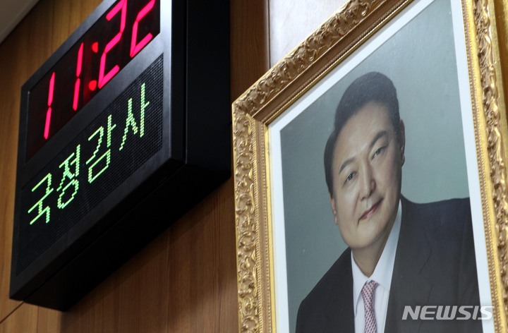 [서울=뉴시스] 국회사진기자단 = 윤석열 정부 출범 뒤 첫 국회 국정감사가 열린 4일 오전 서울 용산 국방부 국정감사장 벽에 윤 대통령 얼굴 사진이 걸려 있다. 2022.10.04. photo@newsis.com