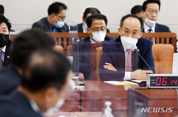 [서울=뉴시스] 최진석 기자 = 추경호 경제부총리 겸 기획재정부 장관이 4일 서울 여의도 국회에서 열린 기획재정위원회의 기획재정부(경제·재정정책)에 대한 국정감사에서 의원 질의에 답하고 있다. (공동취재사진) 2022.10.04. photo@newsis.com
