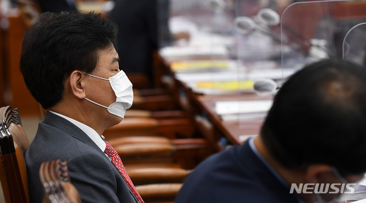 [서울=뉴시스] 최진석 기자 = 송언석 국민의힘 의원이 4일 서울 여의도 국회에서 열린 기획재정위원회의 기획재정부(경제·재정정책)에 대한 국정감사에서 눈을 감고 있다. (공동취재사진) 2022.10.04. photo@newsis.com