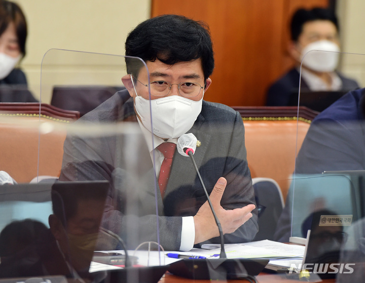 [서울=뉴시스] 최진석 기자 = 지난 4일 윤창현 국민의힘 의원이 국회 정무위원회 국무조정실·국무총리비서실 국정감사에서 발언하고 있다. (공동취재사진) 2022.10.04. photo@newsis.com
