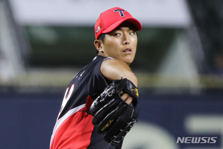 [서울=뉴시스] 권창회 기자 = 4일 오후 서울 송파구 잠실야구장에서 열린 2022 프로야구 KIA타이거즈와 LG 트윈스의 경기, 2회 말 KIA 선발투수 이의리가 역투하고 있다. 2022.10.04. kch0523@newsis.com