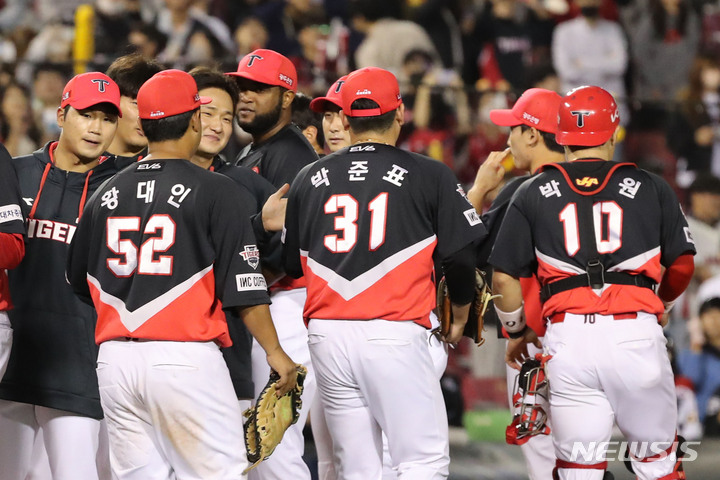 [서울=뉴시스] 권창회 기자 = 4일 오후 서울 송파구 잠실야구장에서 열린 2022 프로야구 KIA타이거즈와 LG 트윈스의 경기, 8대 3으로 승리한 KIA 선수들이 기뻐하고 있다. 2022.10.04. kch0523@newsis.com