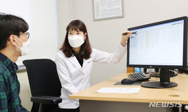 [서울=뉴시스]이지원 세브란스병원 영양대사클리닉 교수(가정의학과 교수)가 환자를 진료하고 있다. (사진= 세브란스병원 제공) 2022.10.05