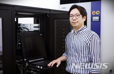 [서울=뉴시스]고성능 나노촉매 합성 방법을 개발해 10월 과학기술인상 수상자로 선정된 한정우 포항공과대학교 화학공학과 교수. (사진=과학기술정보통신부 제공)