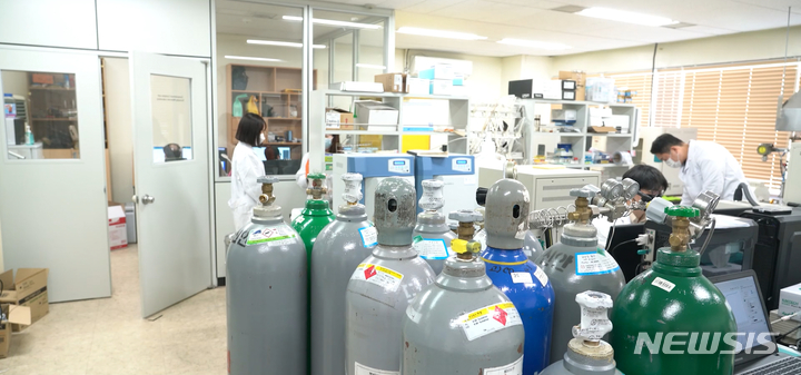 [서울=뉴시스]페로브스카이트 구조에서 존재하는 양이온의 엑솔루션을 조절해 고성능 나노촉매를 합성할 수 있음을 증명한 한정우 교수 연구팀의 연구실 전경. (사진=과학기술정보통신부 제공)