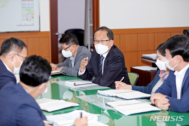 [제주=뉴시스] 우장호 기자 = 강병삼 제주시장이 5일 집무실에서 10월 첫 주간간부회의를 열어 발언하고 있다. 2022.10.05. woo1223@newsis.com