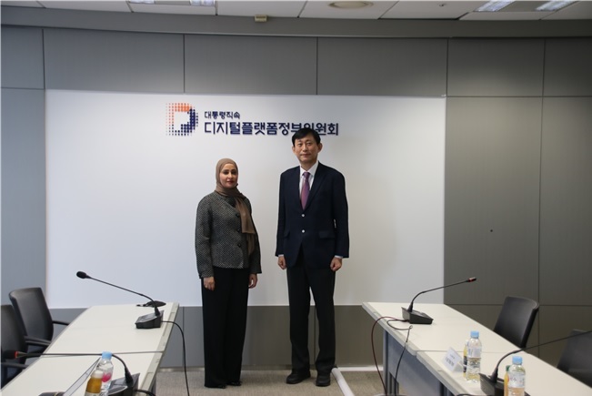 [서울=뉴시스] 디지털플랫폼정부위원회는 고진 위원장(오른쪽)이 5일 오후드 칼판 알 루미 아랍에미리트(UAE) 개발·미래부 장관과 만나 디지털플랫폼정부 관련 양국간 협력방안을 논의했다고 밝혔다. (사진=디지털플랫폼정부위원회 제공) 2022.10.5 *재판매 및 DB 금지