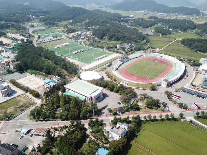 [고성(경남)=뉴시스] 신정철 기자= 이상근 경남 고성군수는 지난 7월, ‘고성을 새롭게, 군민을 힘나게’라는 슬로건 아래 민선 8기 고성군정을 힘차게 시작했다. 사진은 민선8기 스포츠타운 모습. (사진=고성군 제공).2022.10.05. photo@newsis.com *재판매 및 DB 금지