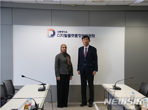 [세종=뉴시스] 고진 대통령직속 디지털플랫폼정부위원회 위원장(右)과 오후드 칼판 알 루미 아랍에미리트(UAE) 미래장관(左)이 5일 만나 디지털플랫폼정부 관련 협력방안을 논의한 후 기념촬영을 하고 있다. (사진= 행정안전부 제공) 