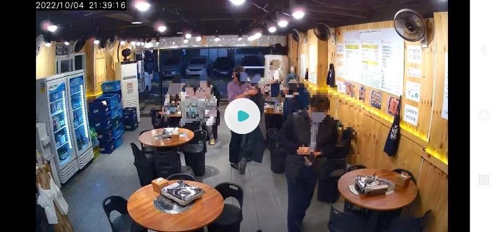 일행 중 1명이 카운터로 다가오는 모습. 사진 보배드림 캡처 *재판매 및 DB 금지