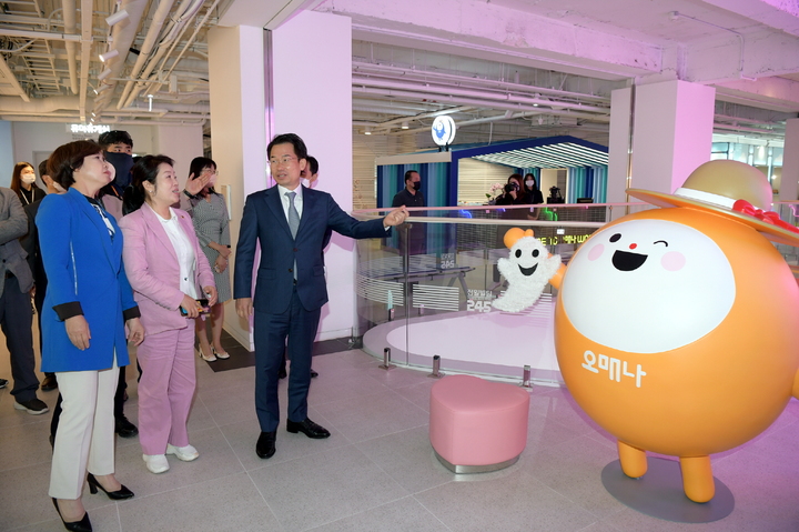  [광주=뉴시스] 송창헌 기자 =문영훈 광주시 행정부시장이 5일 오후 전일빌딩245 남도관광센터에서 열린 '오매나 하우스' 개관식에 참석, 포토존과 캐릭터 숍을 관람하고 있다. (사진=광주시 제공)&nbsp; *재판매 및 DB 금지