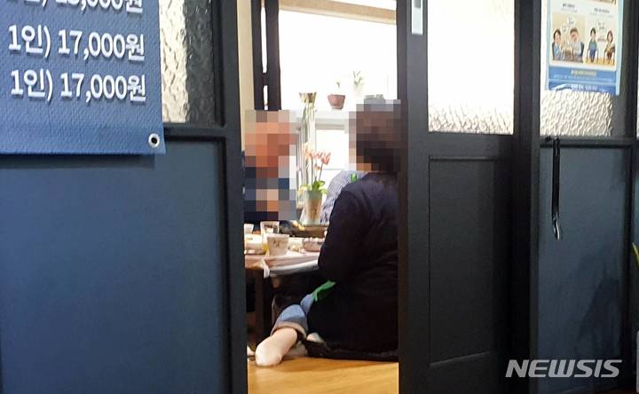 [전주=뉴시스]윤난슬 기자 = 5일 전주지법 등에 따르면 이날 정오께 전주지법 사무국 소속 공무원 20여 명은 전주지법 인근의 한 식당에서 점심식사를 했다.2022.10.05. 