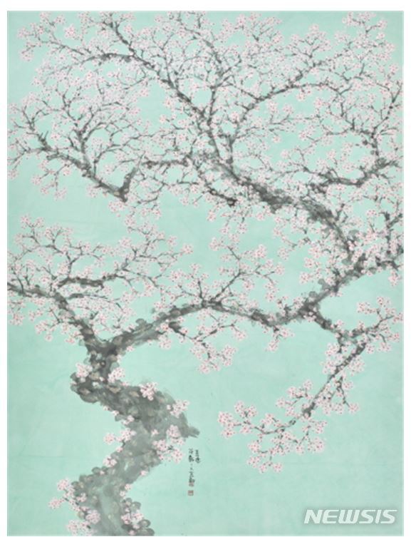 [서울=뉴시스]홍매 Red Plum Blossoms, 2022, 한지에 수묵채색, 금니, 172x130cm