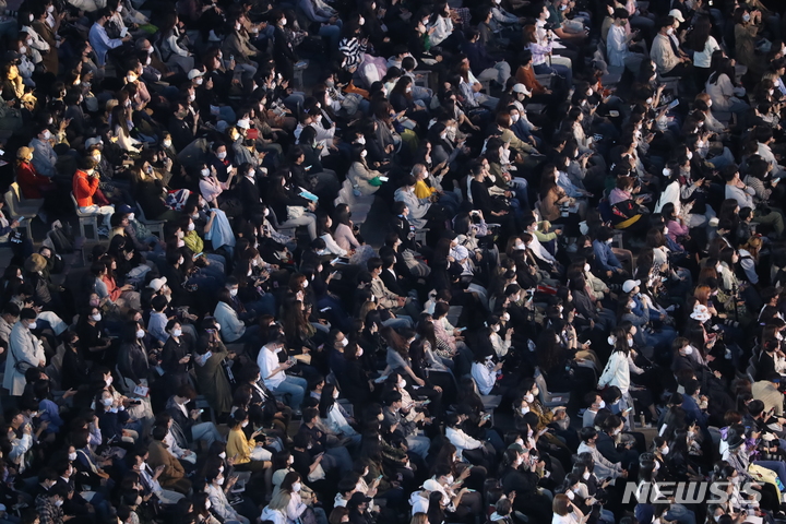 [부산=뉴시스] 하경민 기자 = 제27회 부산국제영화제 개막식이 열린 5일 오후 부산 해운대구 영화의전당 야외극장에서 영화인들이 레드카펫을 지나고 있다. 코로나19 사태 이후 3년 만에 정상 개최하는 이번 영화제는 개막작인 이란 하디 모하게흐 감독의 '바람의 향기' 상영을 시작으로 14일까지 영화의전당을 포함한 7개 극장 30개 스크린에서 총 354편(공식 초청작 71개국 243편, 커뮤니티비프 상영작 111편)의 작품이 소개된다. 2022.10.05. yulnetphoto@newsis.com