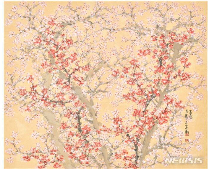 [서울=뉴시스]홍매 Red Plum Blossoms, 2022, 한지에 수묵채색, 금니, 84x100cm