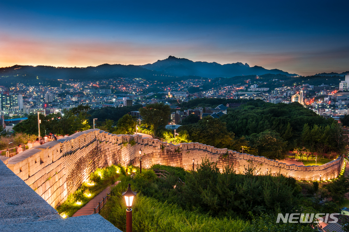 [서울=뉴시스]서울시가 낙산공원 한양도성 탐방로·성곽길을 정비하는 등 환경 개선 공사를 진행한다고 6일 밝혔다. (사진=서울시 제공). 2022.10.06. photo@newsis.com