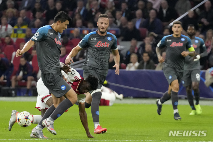 [암스테르담=AP/뉴시스] 나폴리(이탈리아)의 김민재(왼쪽)가 4일(현지시간) 네덜란드 암스테르담의 요한 크라위프 아레나에서 열린 2022~23 유럽축구연맹(UEFA) 챔피언스리그(UCL) A조 3차전 아약스(네덜란드)와의 경기에 선발 출전해 공을 다투고 있다. 나폴리는 아약스를 6-1로 대파하며 A조 선두를 지켰다. 2022.10.05.