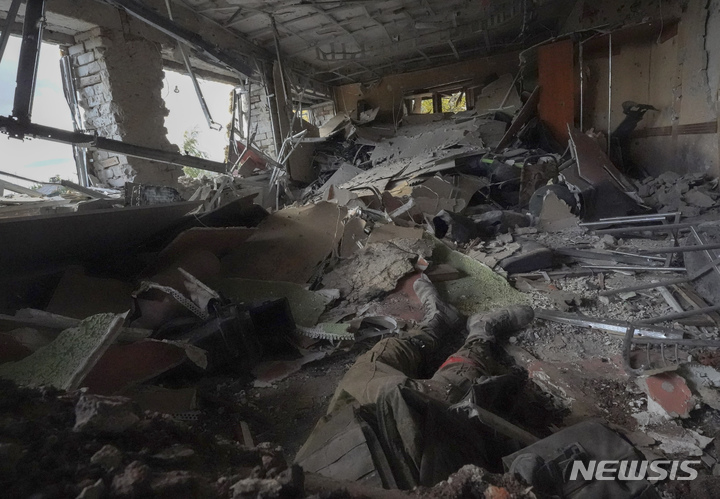 [쿠피얀스크=AP/뉴시스] 4일(현지시간) 우크라이나 하르키우주 쿠피얀스크의 페트로파울로우카 마을에 있는 파괴된 카페 내부에 러시아 군인의 시신이 놓여 있다. 2022.10.05.