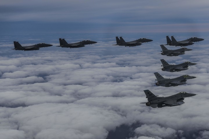[서울=뉴시스]한미 공군이 비행하는 모습. (사진=합동참모본부 제공) 2022.10.05. photo@newsis.com *재판매 및 DB 금지