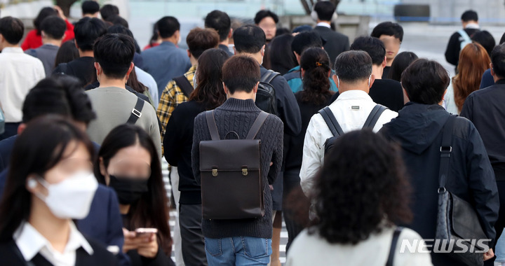 [서울=뉴시스] 추상철 기자 = 기온이 떨어져 쌀쌀한 날씨를 보인 5일 오전 서울 중구 세종대로사거리에서 몸을 웅크린 시민들이 출근을 하고 있다. 2022.10.05. scchoo@newsis.com