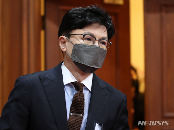 [서울=뉴시스] 김명원 기자 = 한동훈 법무부 장관이 지난 5일 오전 서울 종로구 정부서울청사에서 세종-서울 영상으로 열린 국무회의에 참석하고 있다. 2022.10.05. kmx1105@newsis.com