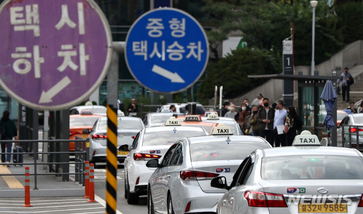 [서울=뉴시스] 추상철 기자 = 지난 5일 오전 서울 용산구 서울역 앞에 택시가 길게 줄지어 서 있다. 2022.10.05. scchoo@newsis.com