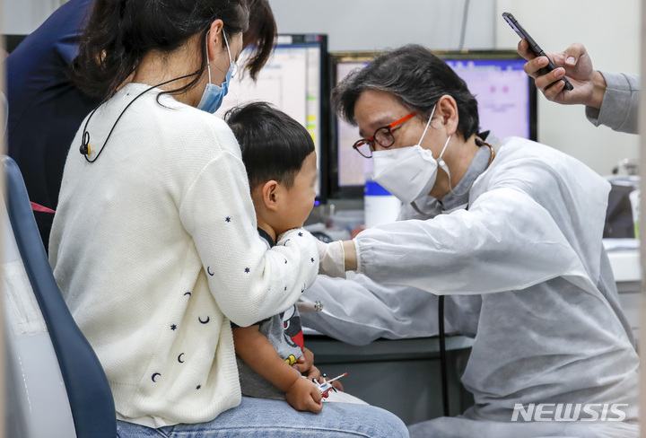 [서울=뉴시스] 정병혁 기자 = 독감 접종 경험이 있는 어린이와 임신부 대상으로 무료 예방접종이 시작된 5일 오전 서울시내 한 소아청소년과의원을 찾은 어린이가 독감 예방주사 접종을 받고 있다. 2022.10.05. jhope@newsis.com