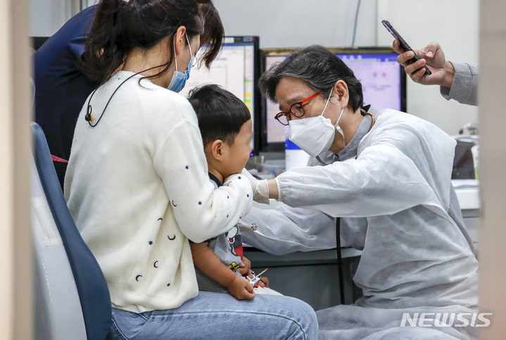 [서울=뉴시스] 정병혁 기자 = 독감 접종 경험이 있는 어린이와 임신부 대상으로 무료 예방접종이 시작된 5일 오전 서울시내 한 소아청소년과의원을 찾은 어린이가 독감 예방주사 접종을 받고 있다. 2022.10.05. jhope@newsis.com