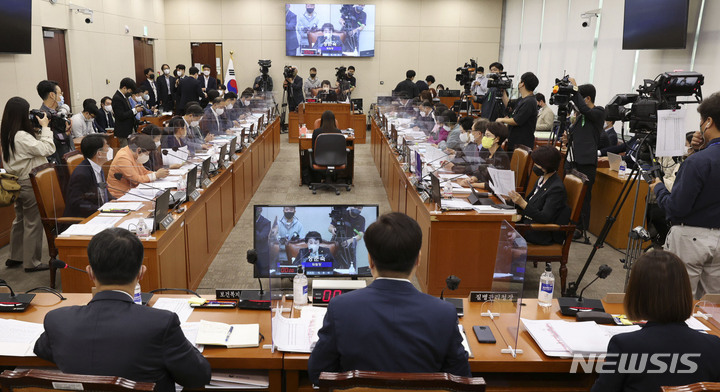 [서울=뉴시스] 최진석 기자 = 5일 서울 여의도 국회에서 보건복지위원회의 보건복지부, 질병관리청에 대한 국정감사가 열리고 있다. (공동취재사진) 2022.10.05. photo@newsis.com