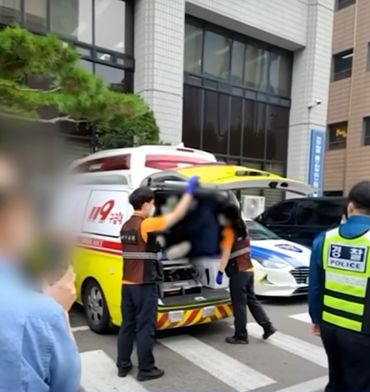 [서울=뉴시스] 방송인 박수홍이 4일 대질조사에 출석했다가 부친에게 폭행을 당해 병원에 실려가고 있다. (사진=SBS 뉴스 캡처) 2022.10.05. photo@newsis.com *재판매 및 DB 금지