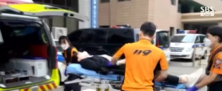 [서울=뉴시스] 방송인 박수홍이 4일 대질조사에 출석했다가 부친에게 폭행을 당해 병원에 실려가고 있다. (사진=SBS 뉴스 캡처) 2022.10.05. photo@newsis.com *재판매 및 DB 금지