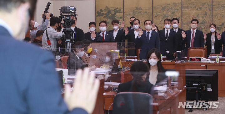 [서울=뉴시스] 고범준 기자 = 박보균 문화체육관광부 장관이 5일 오전 서울 여의도 국회에서 열린 문화체육관광위원회의 국정감사에서 선서를 하고 있다. (공동취재사진) 2022.10.05. photo@newsis.com
