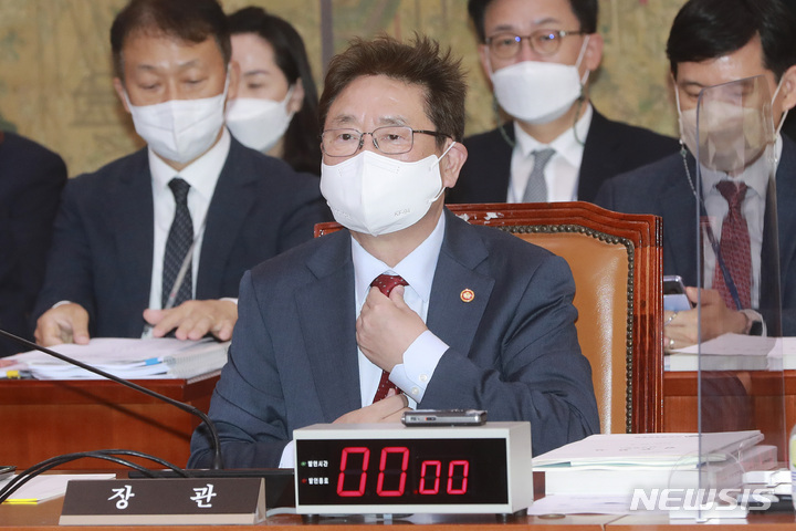 [서울=뉴시스] 고범준 기자 = 박보균 문화체육관광부 장관이 5일 오전 서울 여의도 국회에서 열린 문화체육관광위원회의 국정감사에서 넥타이를 고쳐 메고 있다. (공동취재사진) 2022.10.05. photo@newsis.com