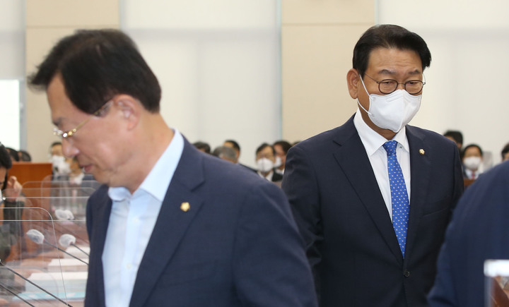 [서울=뉴시스] 전진환 기자 = 김교흥(오른쪽) 더불어민주당 간사와 국민의힘 이만희 간사가 5일 오전 서울 여의도 국회에서 열린 행정안전위원회 중앙선거관리위원회, 진실화해를위한과거사정리위원회, 소방청·한국소방산업기술원, 한국승강기안전공단 등 7개 공공기관에 대한 2022년 국정감사에서 의원들과 인사를 나눈 뒤 자리로 향하고 있다. (공동취재사진) 2022.10.05. photo@newsis.com