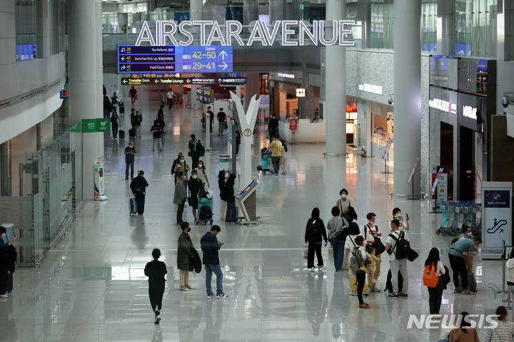 [인천공항=뉴시스] 백동현 기자 = 5일 오전 인천국제공항 제1여객터미널에서 이용객들이 면세점을 둘러보고 있다. 전날 한국면세점협회가 공개한 8월 이용객 수는 총 103만5773명(내국인 88만9910명, 외국인 14만5863명)을 기록하며 코로나19 사태 이후 처음으로 100만 명을 돌파했다. 2022.10.05. livertrent@newsis.com