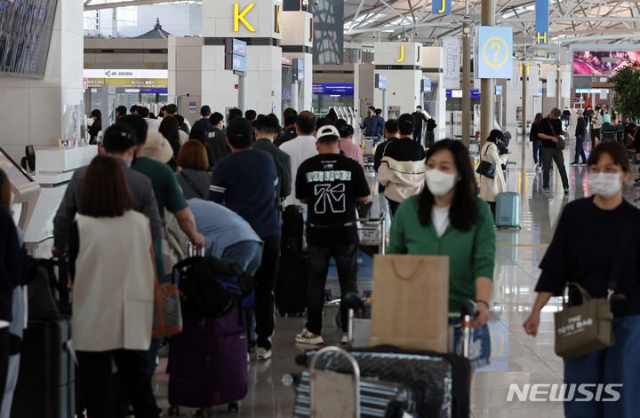 [인천공항=뉴시스] 백동현 기자 = 지난달 5일 오전 인천국제공항 제1여객터미널 출국장에서 이용객들이 탑승수속을 기다리고 있다. 2022.11.01. livertrent@newsis.com